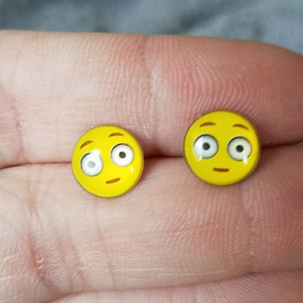 💕free💕 with purchase Emoji earrings